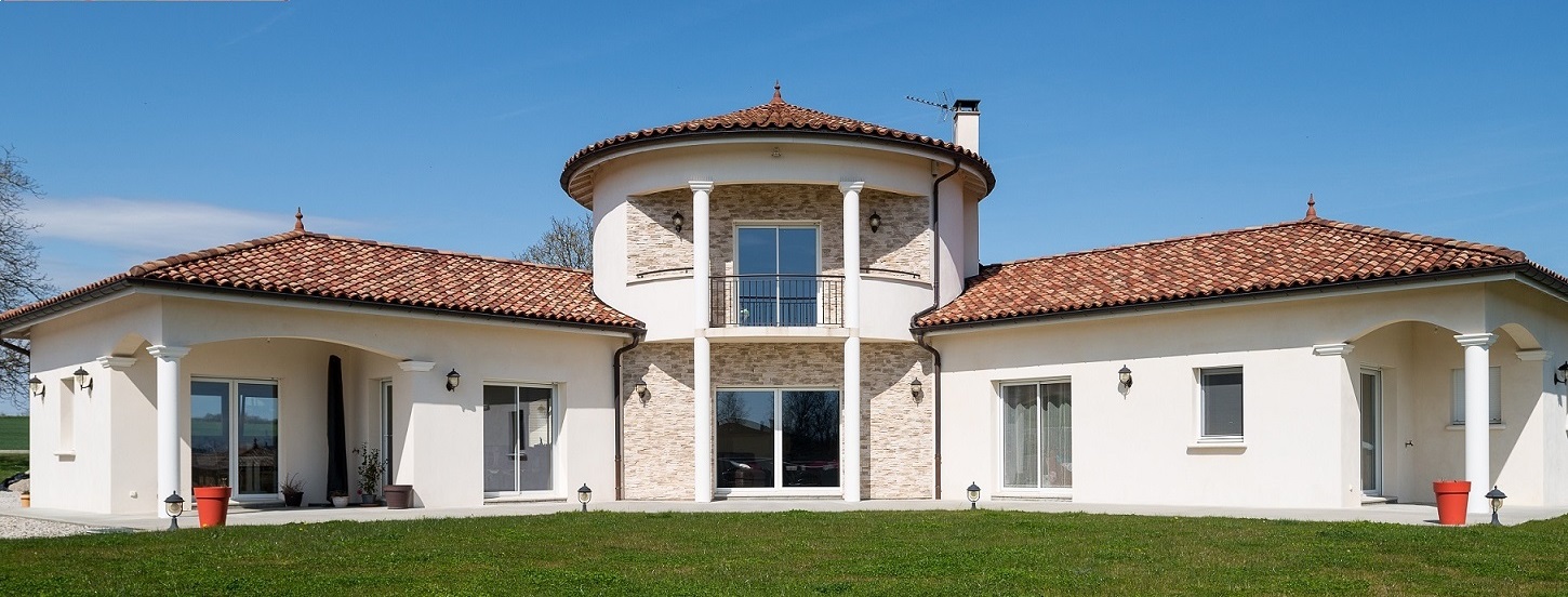 Magnifique villa avec une tour au centre. Cette maison est composée de menuiseries aluminium. Fabricant et installateur Borello Isoclair. Made in France