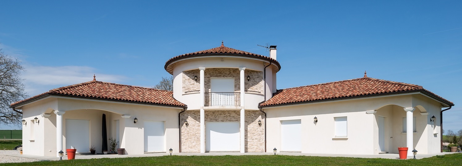 Belle maison d'architecte avec tour en pierre. Menuiserie aluminium avec volets roulants