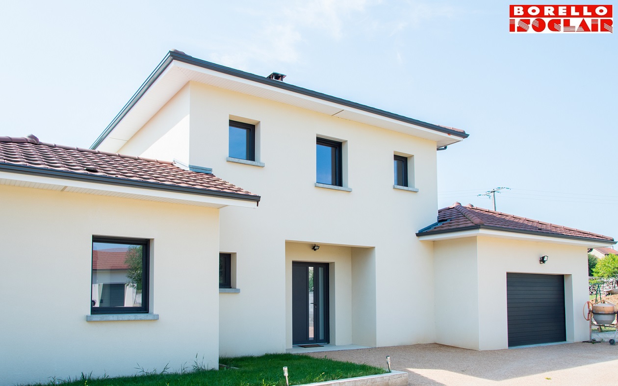 Menuiseries aluminium fenêtres, porte d'entrée et porte de garage sur une maison neuve