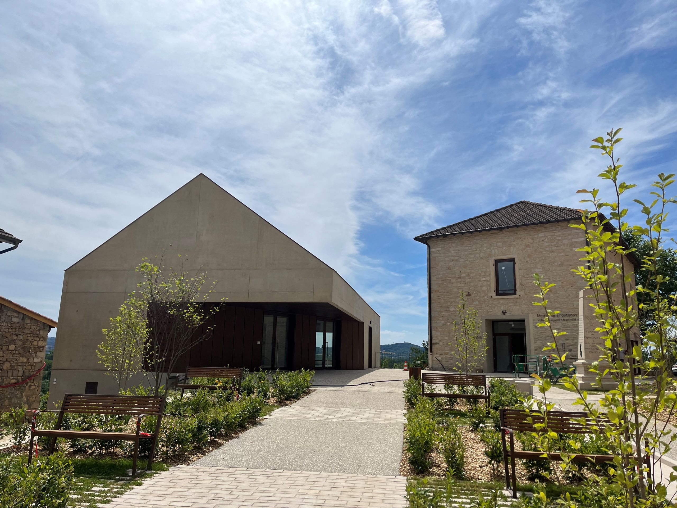 Ouverture aluminium sur bâtiment en pierre