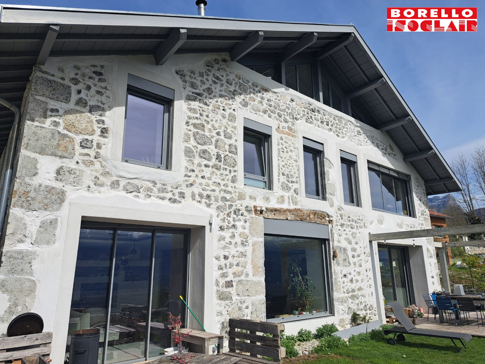 Fenêtre aluminium sur une maison en pierres